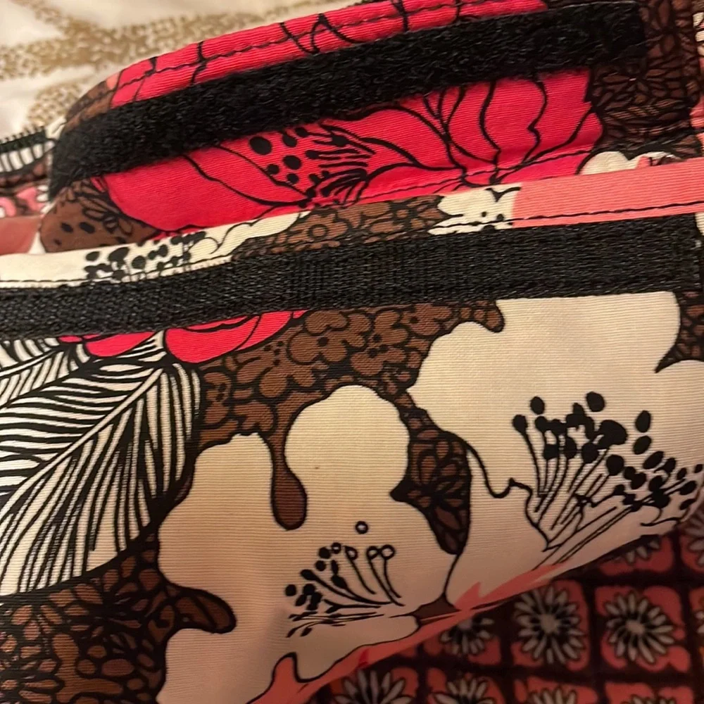 New without tags-Vera Bradley laptop bag. Pin flower pattern